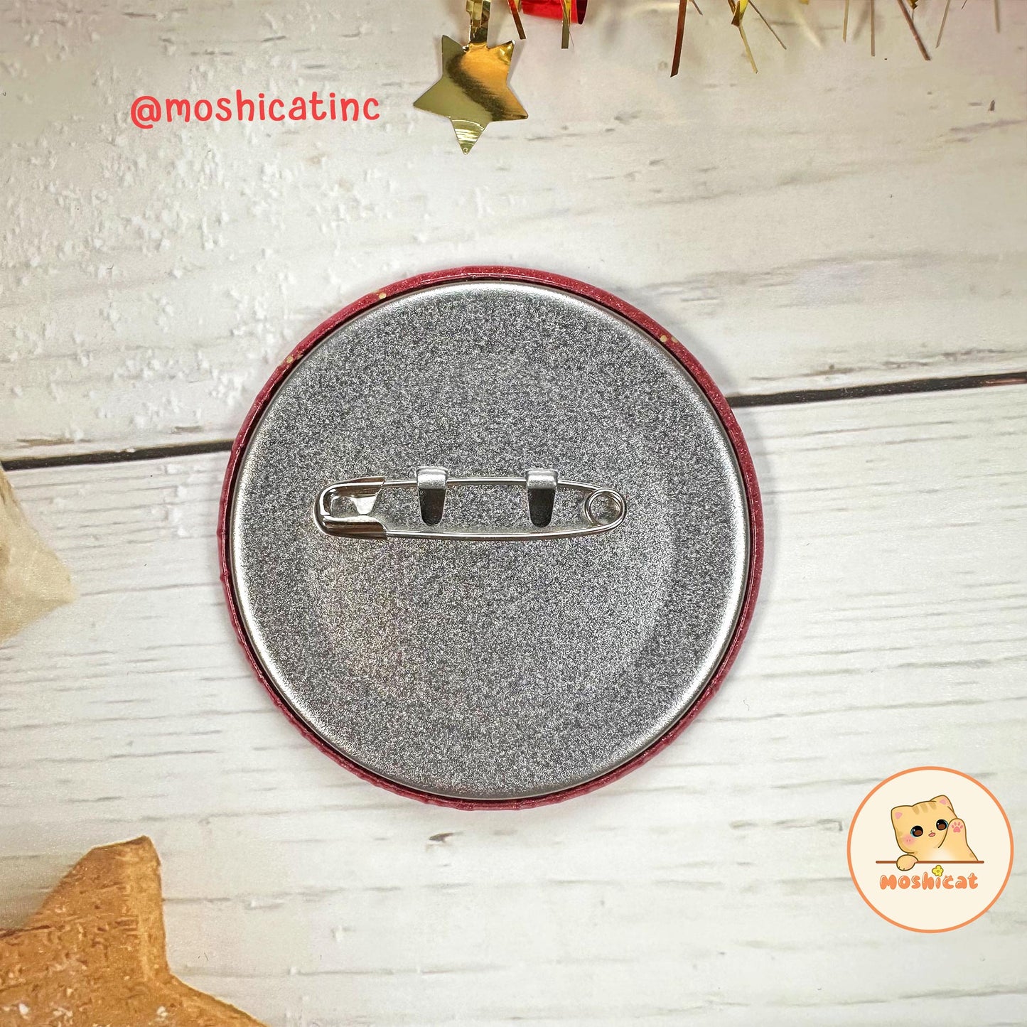 Kitty bringing Christmas gifts badge / button pin